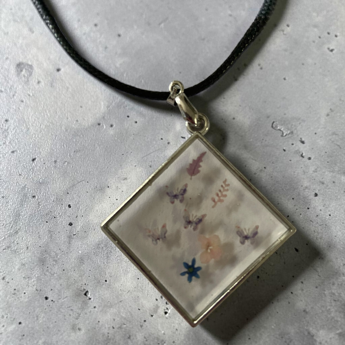 Collier Fleurs et Papillons